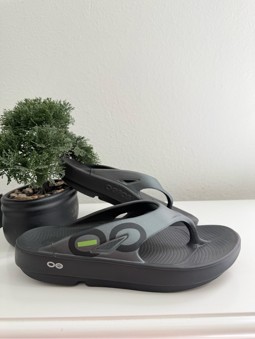 OOFOS sandals Women size 10 men size 8 Black and Gray Thong Sandals